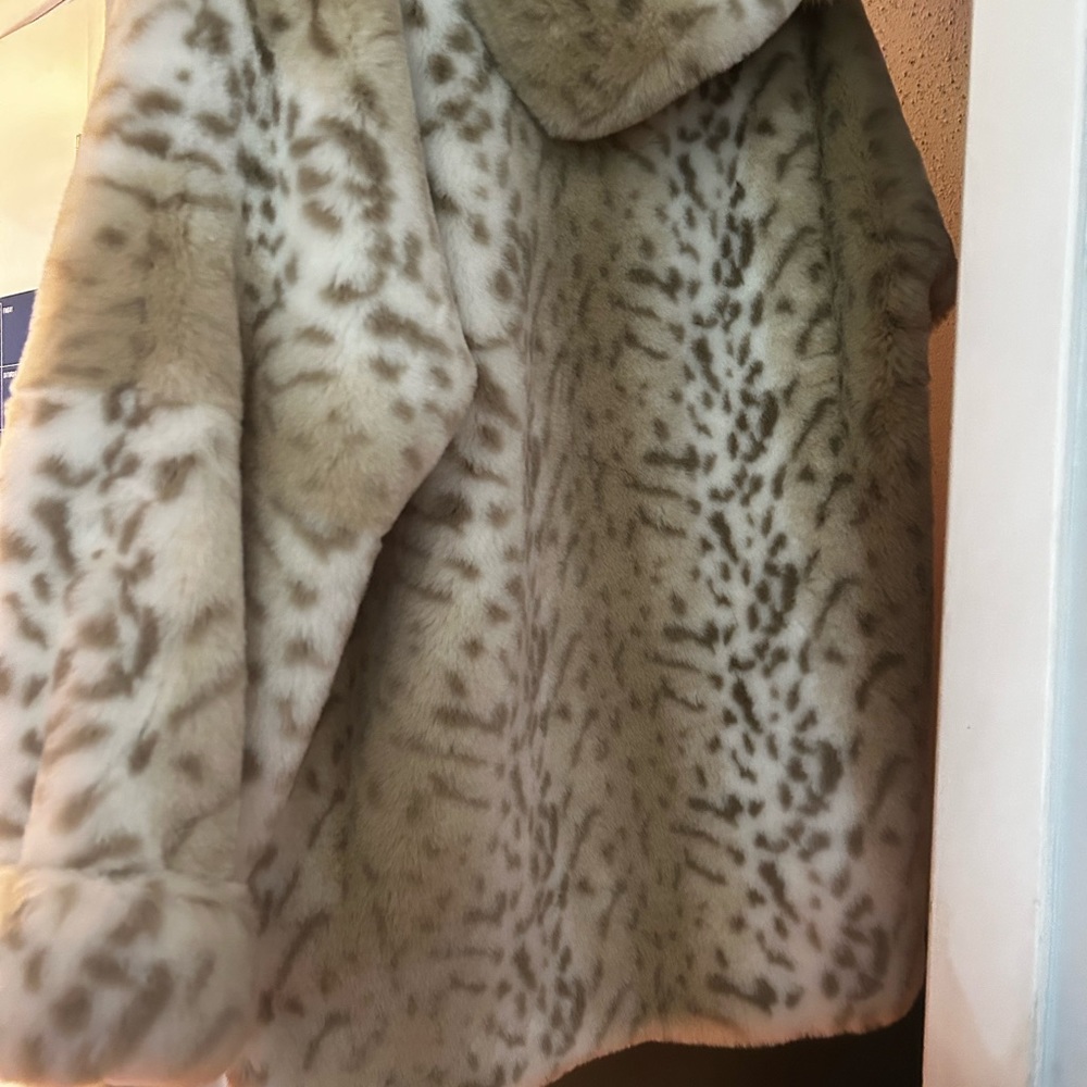 Gorgeous faux fur coat! Soft&comfortable so warm! Size :L / Snow leopard print